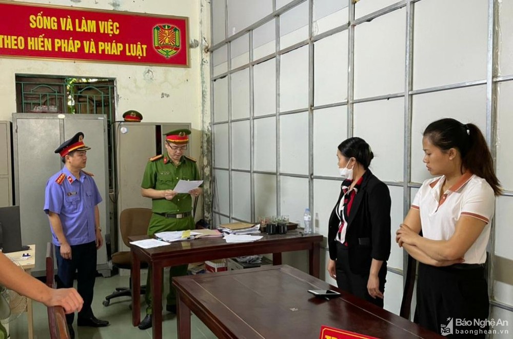 Cơ quan Cảnh sát điều tra Công an tỉnh Nghệ An tống đạt quyết định khởi tố các bị can tại Quỹ tín dụng nhân dân xã Nghi Hoa lập khống nhiều hồ sơ vay vốn để rút tiền chi tiêu (ngày 28/10/2022). Ảnh: VKSND tỉnh Nghệ An