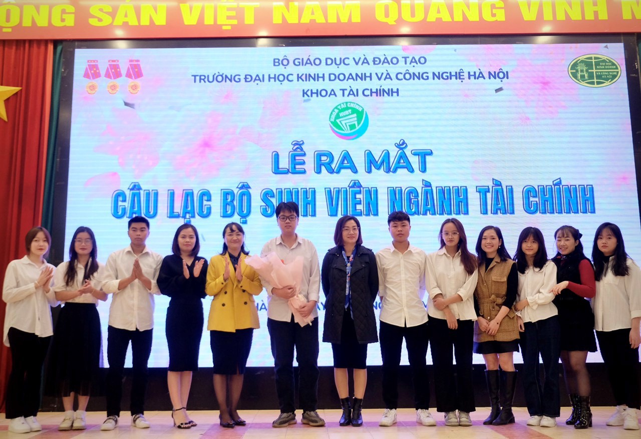 TS. Hoàng Thị Ngọc Thủy – PCN Khoa Tài chính tặng hoa Ban chủ nhiệm Câu lạc bộ sinh viên ngành Tài chính cùng Ban cố vấn Câu lạc bộ.