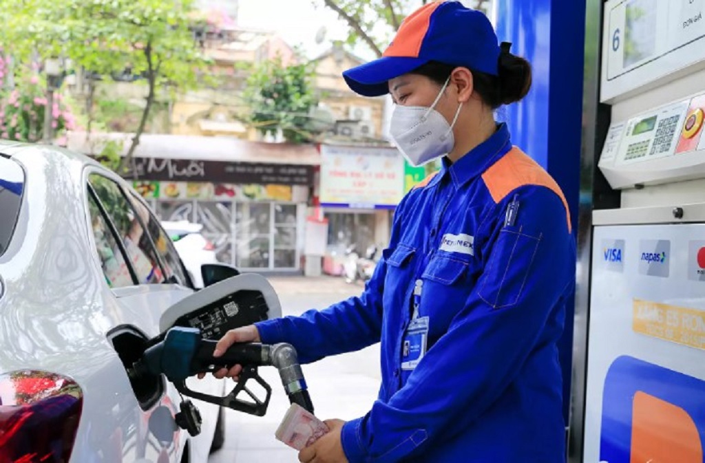 Từ ngày 1/1/2023 đến hết ngày 31/12/2023, mức thuế bảo vệ môi trường đối với xăng giảm từ 4.000 đồng/lít xuống còn 2.000 đồng/lít. Ảnh: internet