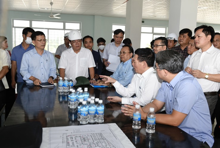 Bộ trưởng Bộ Tài chính Hồ Đức Phớc - Tổ trưởng Tổ công tác số 6 đã đi kiểm tra, đôn đốc, tháo gỡ khó khăn, vướng mắc, đẩy mạnh giải ngân vốn đầu tư công năm 2022 tại tỉnh Khánh Hòa và làm việc với các địa phương Nghệ An, Phú Yên, Sóc Trăng. 