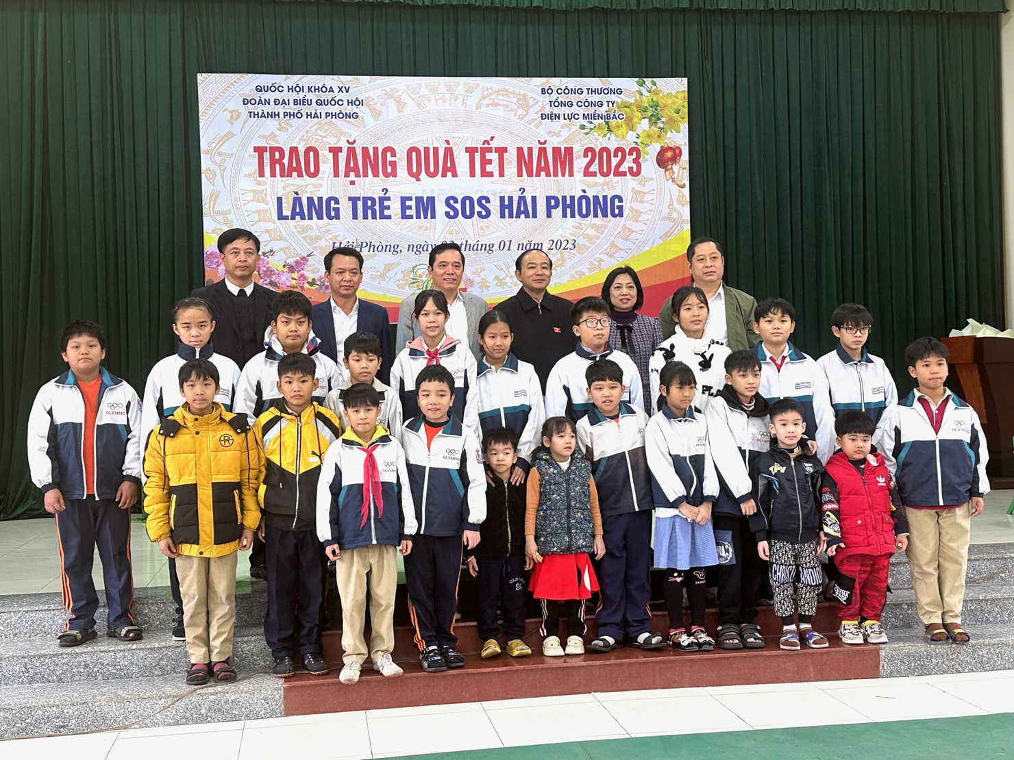 Tổng công ty Điện lực miền Bắc và Đoàn đại biểu Quốc hội thành phố Hải Phòng rao tặng những phần quà Tết ý nghĩa đến các em nhỏ mồ côi Làng Trẻ em SOS Hải Phòng.