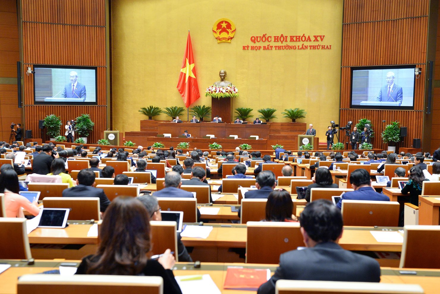 Quốc hội xem xét, quyết định việc điều chỉnh kế hoạch vốn vay lại năm 2022 của các địa phương; việc bổ sung dự toán chi thường xuyên từ nguồn vốn viện trợ không hoàn lại của nước ngoài năm 2021...