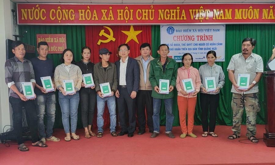 Ông Võ Văn Linh - Giám đốc Vietcombank Quảng Ngãi trao sổ BHXH và thẻ BHYT cho người dân có hoàn cảnh khó khăn tại huyện Đức Phổ