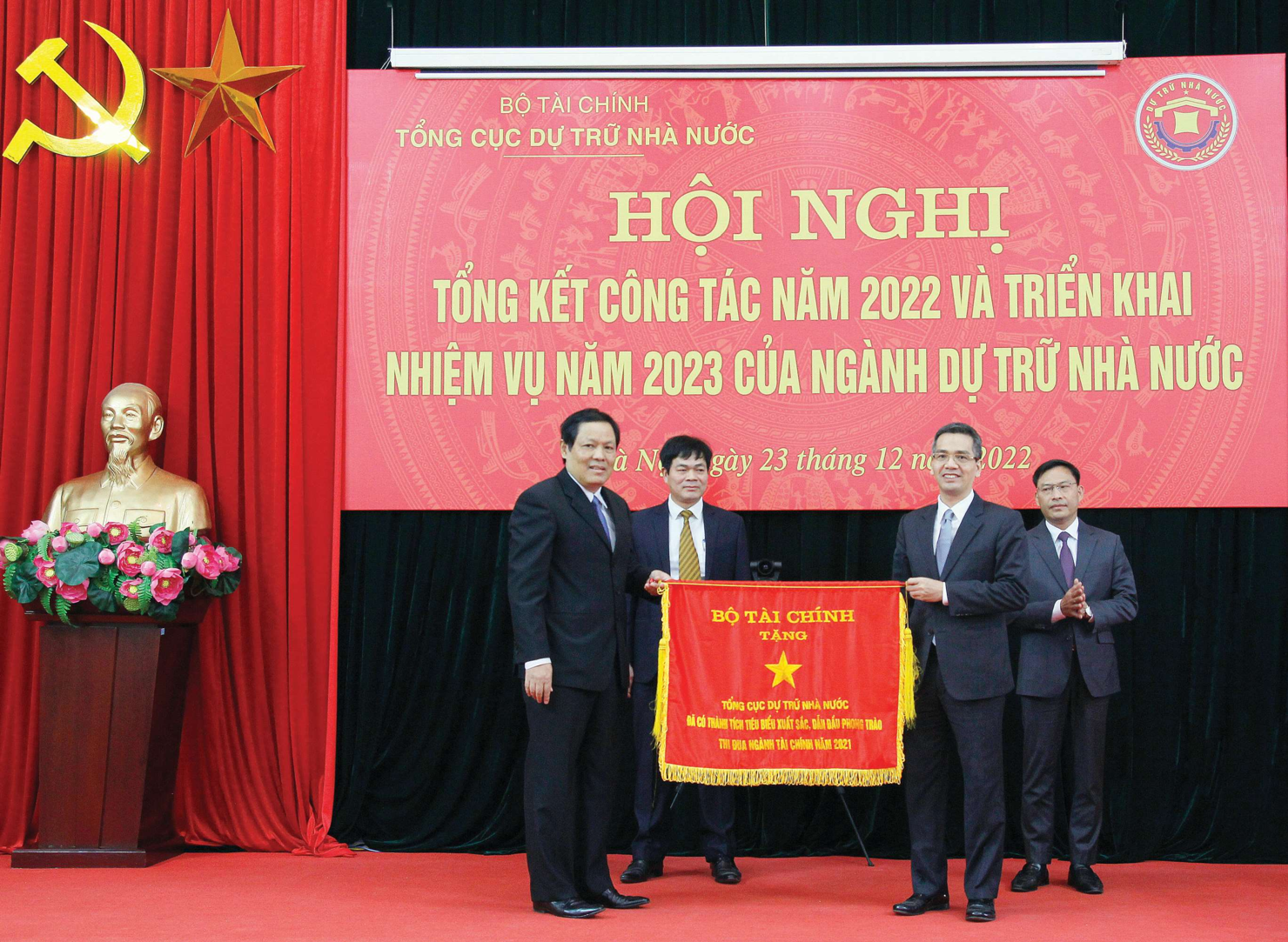 Thứ trưởng Bộ Tài chính Võ Thành Hưng trao Cờ Thi đua của Bộ Tài chính cho Tổng cục trưởng Tổng cục DTNN Đỗ Việt Đức tại Hội nghị tổng kết công tác năm 2022 (ngày 23/12/2022).