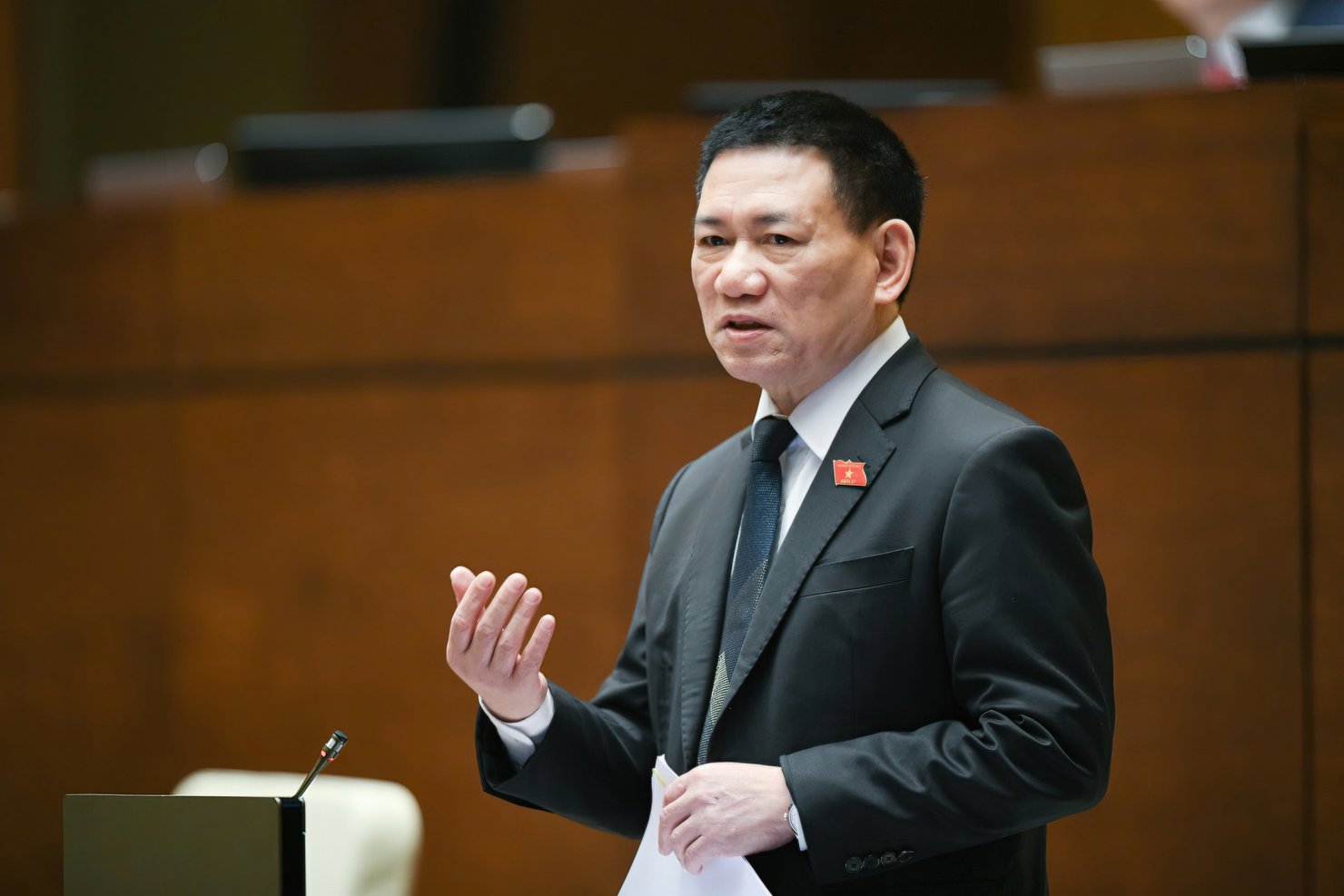 Bộ trưởng Bộ trưởng Bộ Tài chính Hồ Đức Phớc giải trình, làm rõ một số nội dung đại biểu Quốc hội nêu. Ảnh: quochoi.vn