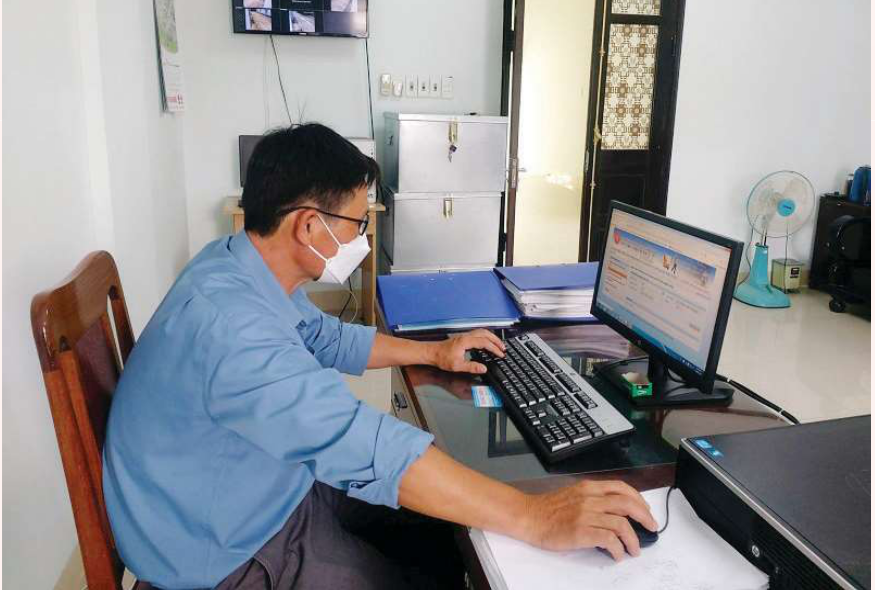 Công chức Cục DTNN khu vực Nam Tây Nguyên thực hiện thao tác nghiệp vụ trên phần mềm quản lý vật tư hàng hóa.