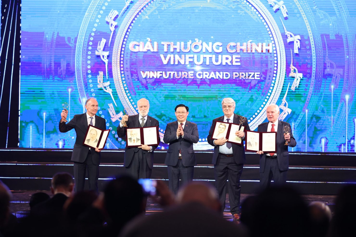 Giải thưởng chính của VinFuture (trị giá 3 triệu USD) đã được trao cho 5 nhà khoa học: Giáo sư Sir Tim Berners-Lee, Tiến sĩ Vinton Cerf, Tiến sĩ Emmanuel Desurvire, Tiến sĩ Robert Kahn và Giáo sư Sir David Payne vì những nghiên cứu đột phá về công nghệ mạng toàn cầu - Ảnh: Đ.H