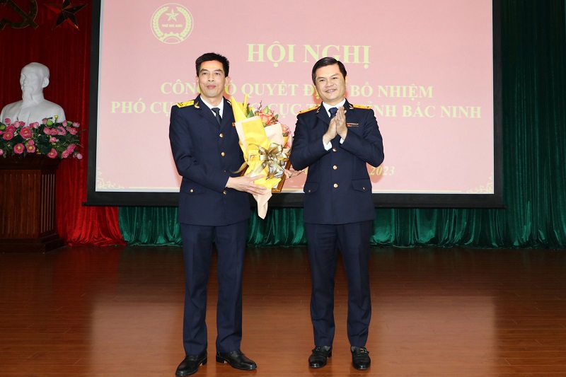 Phó Tổng cục trưởng Tổng cục Thuế Vũ Chí Hùng trao quyết định bổ nhiệm cho ông Nguyễn Văn Vĩnh.