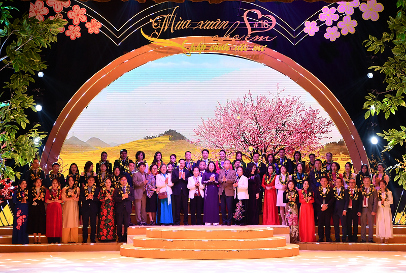 Phó Chủ tịch nước Võ Thị Ánh Xuân, Bộ trưởng Bộ Lao động, Thương binh và xã hội Đào Ngọc Dung chụp ảnh cùng đại diện các đơn vị tài trợ cho Quỹ Bảo trợ Trẻ em Việt Nam, Thành viên HĐQT Vietcombank Hồng Quang (hàng đầu thứ 5 từ trái sang)