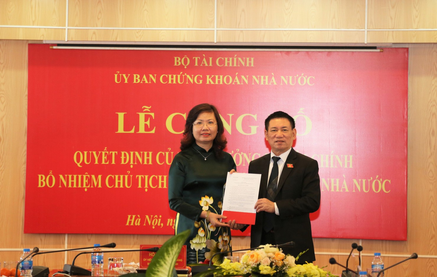 Bộ trưởng Bộ Tài chính Hồ Đức Phớc trao quyết định bổ nhiệm Chủ tịch Ủy ban Chứng khoán Nhà nước đối với bà Vũ Thị Chân Phương.