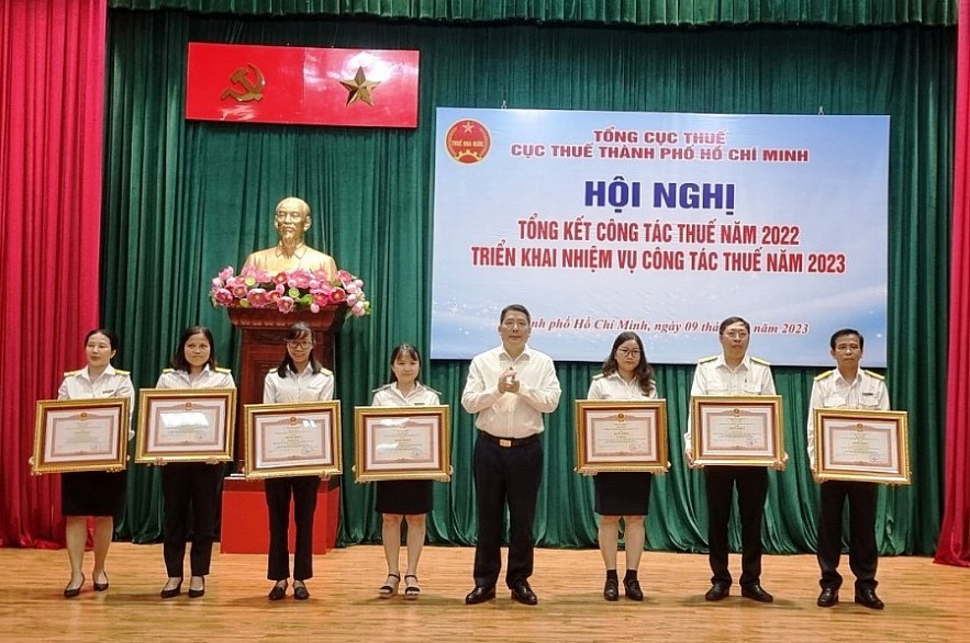 Thứ trưởng Cao Anh Tuấn trao bằng khen của Thủ tướng Chính phủ cho cán bộ công chức Cục Thuế TP. Hồ Chí Minh. Ảnh: Đức Mỹ