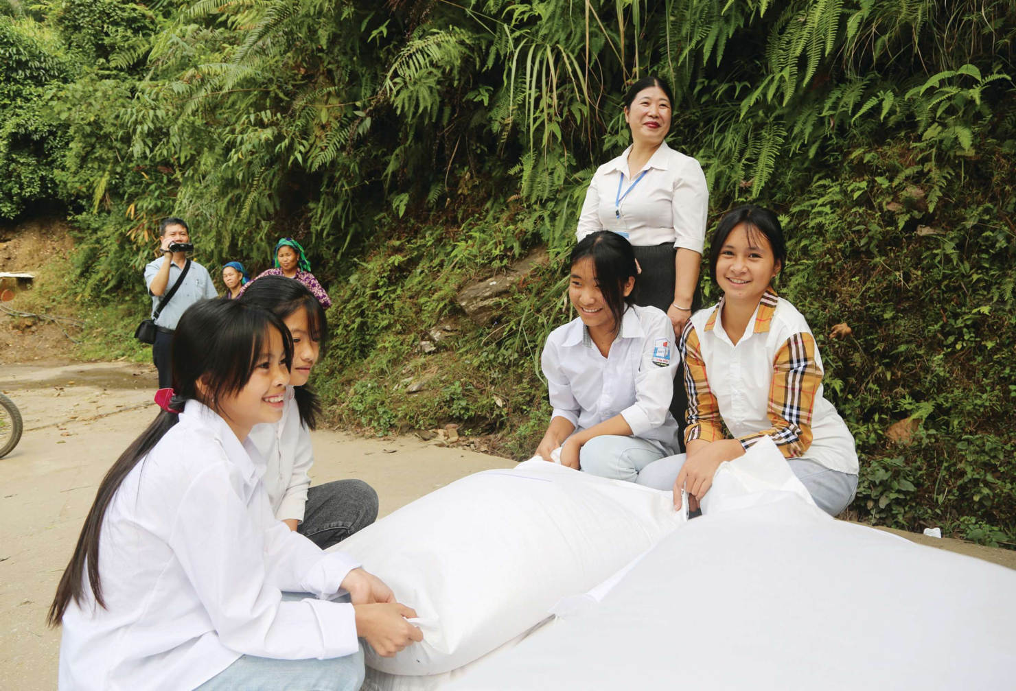 Cục DTNN khu vực Vĩnh Phú xuất gạo DTQG hỗ trợ học sinh Tiểu học Thèn Phang, tỉnh Hà Giang.