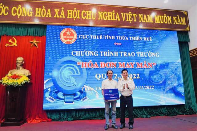 Cục Thuế Thừa Thiên - Huế tổ chức Chương trình trao thưởng “Hóa đơn may mắn” cho những cá nhân, hộ kinh doanh đã may mắn trúng thưởng.  