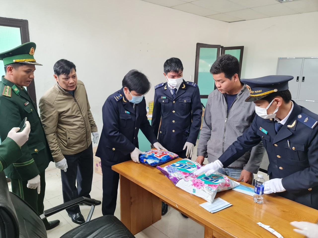 Lực lượng chức năng kiểm tra tang vật.
