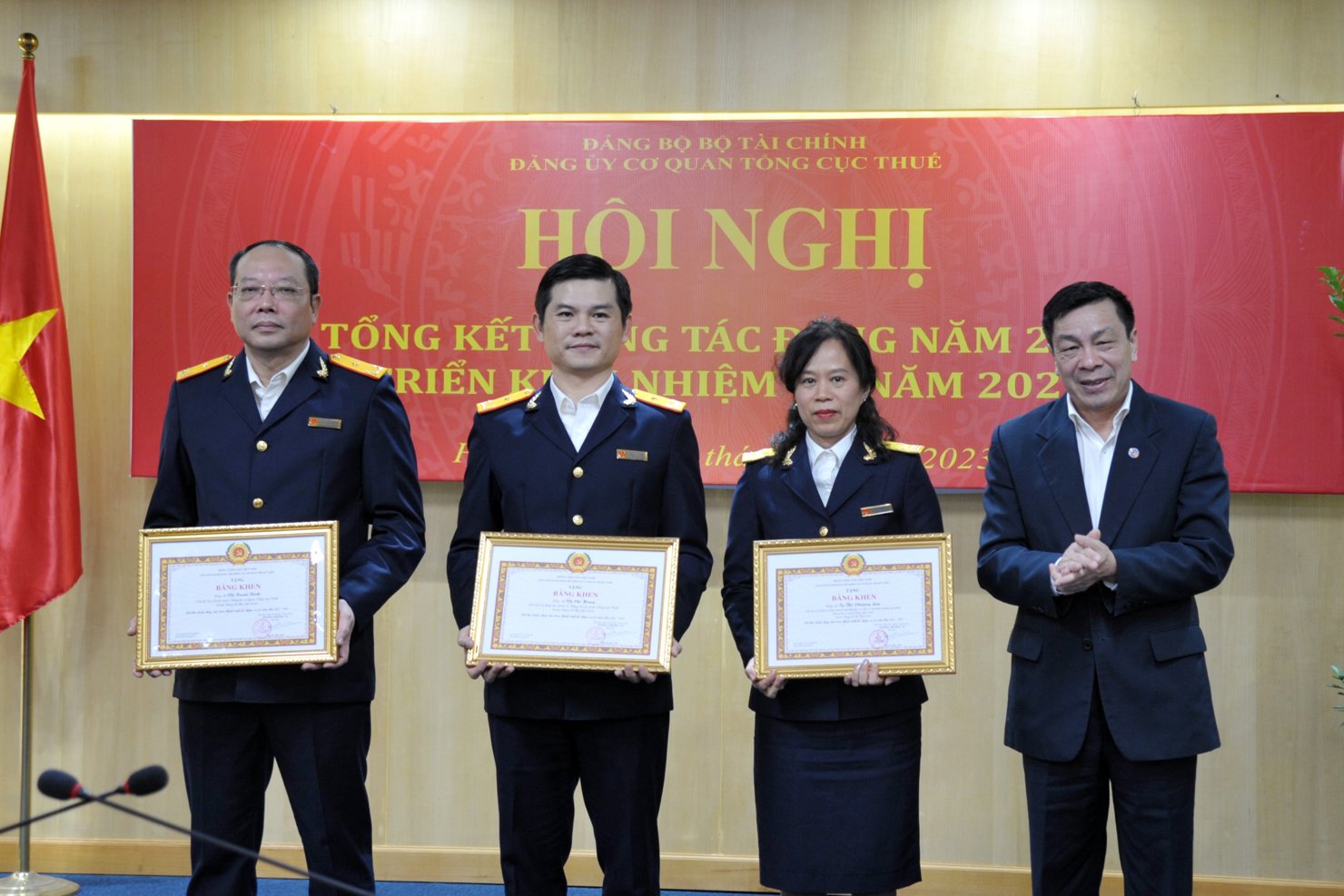 Phó Bí thư thường trực Đảng ủy Bộ Tài chính Nguyễn Hữu Thân trao tặng Bằng khen của Đảng ủy Khối cho các đồng chí Vũ Chí Hùng, đồng chí Vũ Xuân Bách và đồng chí Tạ Thị Phương Lan.
