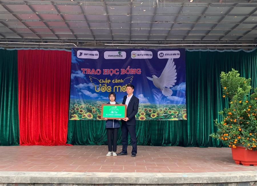 Ông Hoàng Quốc Văn - Phó Trưởng phòng PGD Yên Mỹ - Vietcombank Hưng Yên (bên phải) trao học bổng tới em Nguyễn Phương Sao