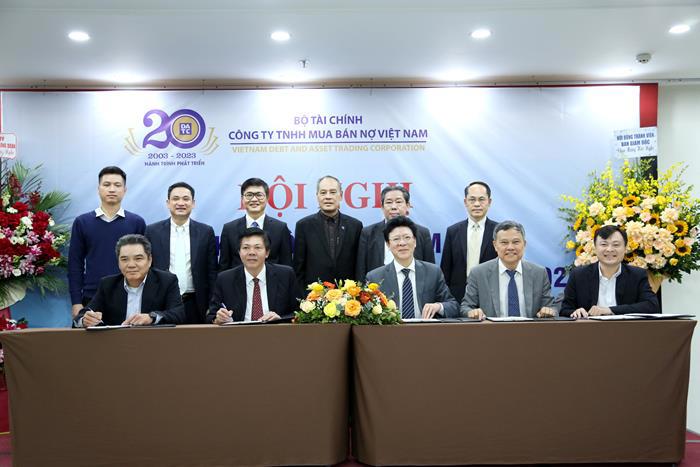 Đại diện Ban lãnh đạo, Công đoàn và các đơn vị của DATC ký kết giao ước thi đua năm 2023