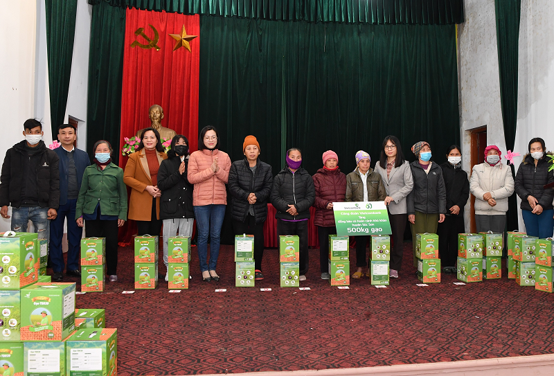 Bà Phạm Thị Hương Giang - Phó Chủ tịch Công đoàn Vietcombank (thứ 5 từ phải sang) cùng đại diện địa phương trao tặng 500 kg gạo cho đồng bào có hoàn cảnh khó khăn xã Bắc Sơn, huyện Sóc Sơn, TP. Hà Nội