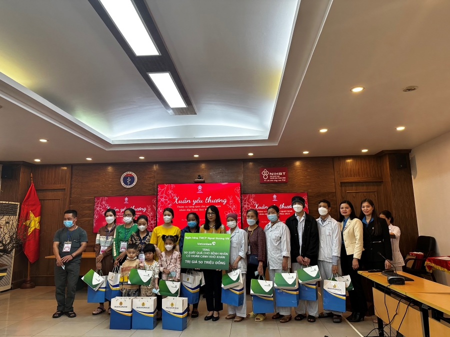 Vietcombank tặng 50 suất quà trị giá 50 triệu đồng cho bệnh nhân có hoàn cảnh khó khăn