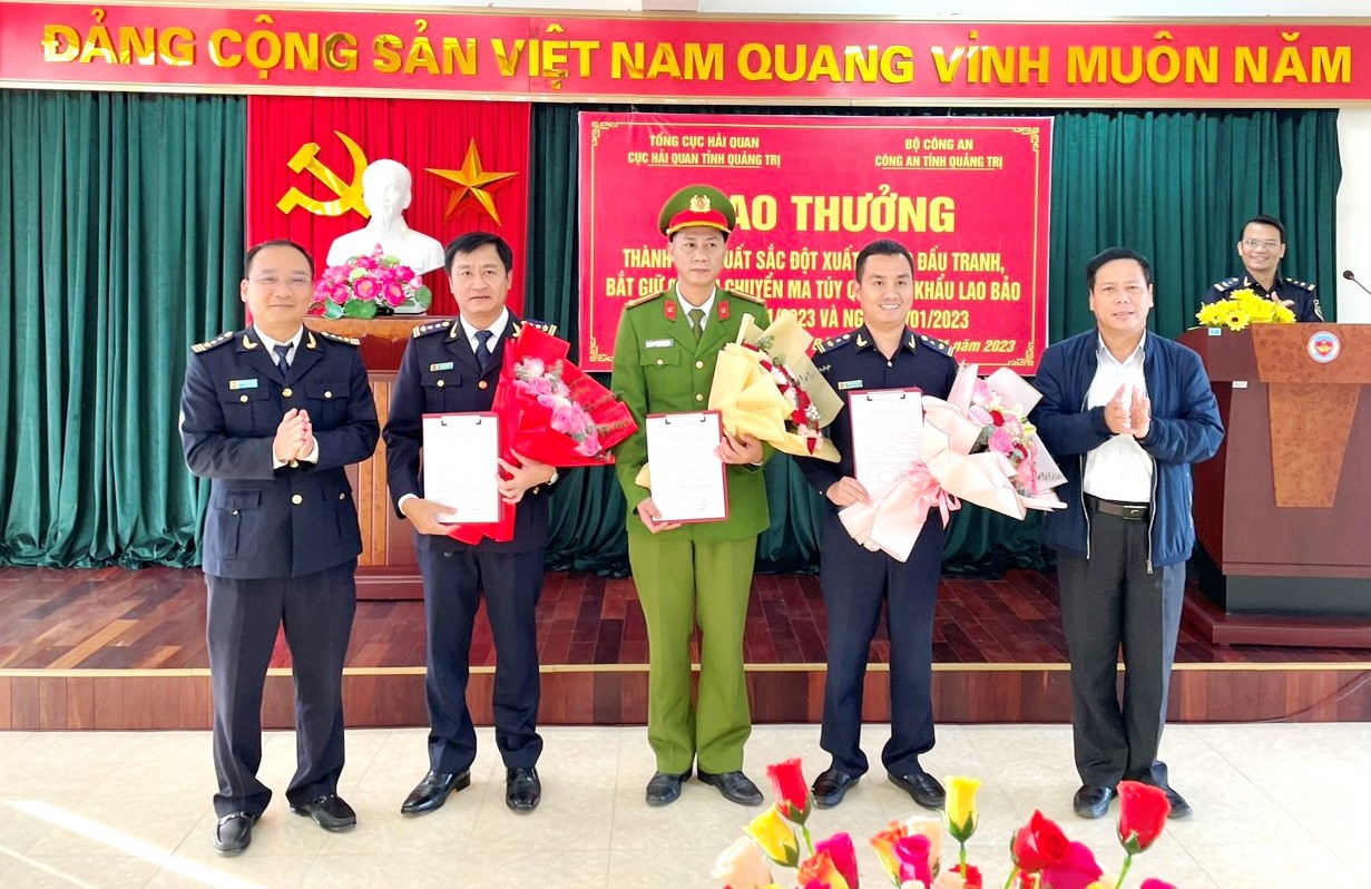 Trao thưởng cho các tập thể vì đã có thành tích xuất sắc trong phát hiện, bắt giữ các vụ ma túy