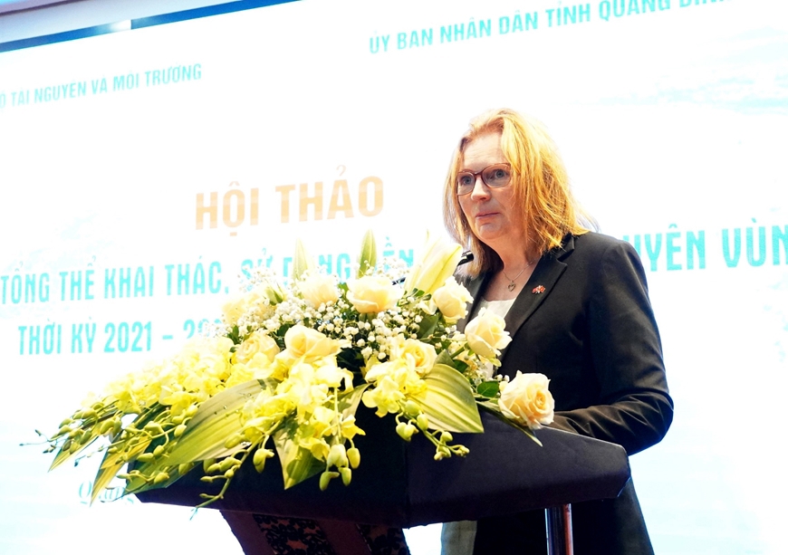 Bà Mette Moglestue, Phó Trưởng Phái đoàn Đại sứ quán Na Uy phát biểu tại Hội thảo. Ảnh: Hương Giang