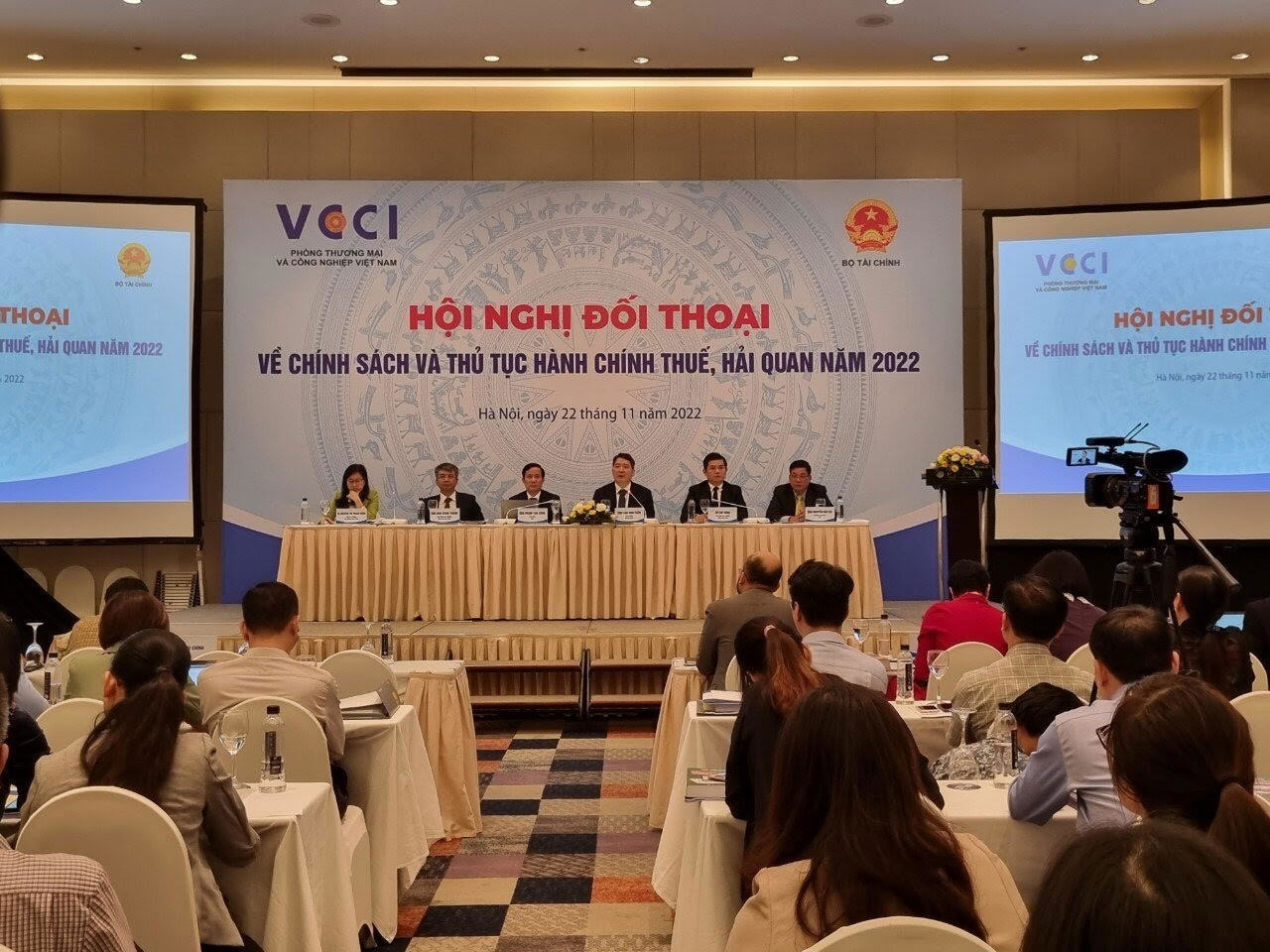 Các hội nghị đối thoại được tổ chức thường niên ở các cấp là công cụ hiệu quả, để tuyên truyền, giải thích các chính sách mới cho DN.