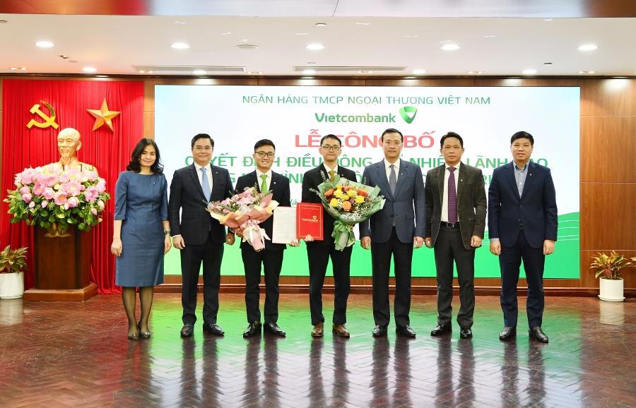 Ban lãnh đạo Vietcombank chụp ảnh lưu niệm cùng các nhân sự được điều động và bổ nhiệm