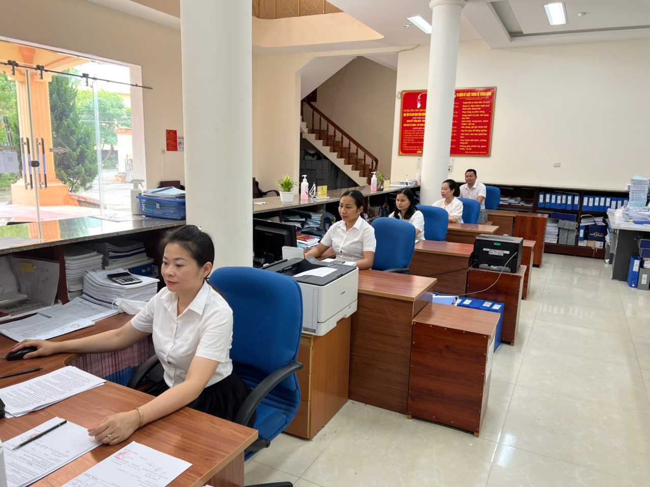 Giao dịch viên KBNN Hải Hà thực hiện kiểm soát hồ sơ trên cổng dịch vụ công trực tuyến KBNN.