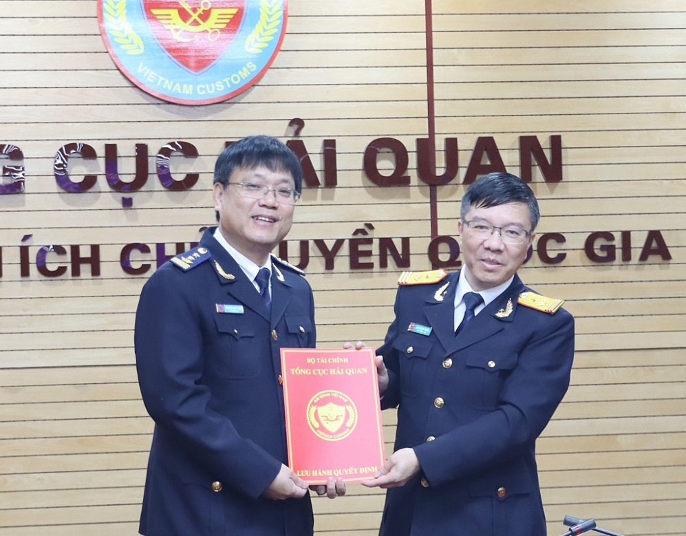 Phó Tổng cục trưởng Lưu Mạnh Tưởng trao quyết định cho ông Nguyễn Anh Tuấn.