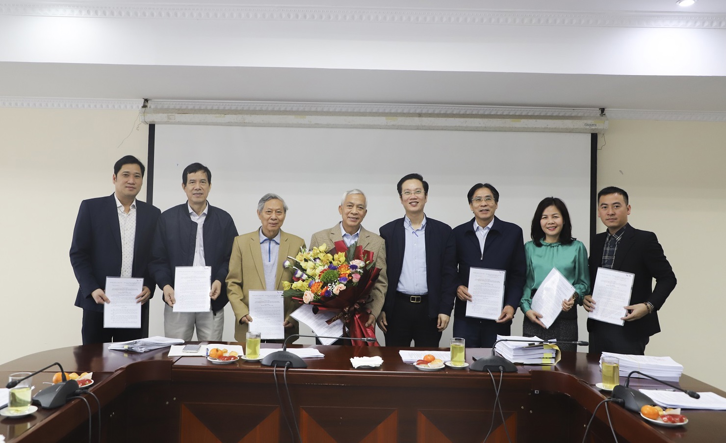 TS. Hà Minh Hiệp trao quyết định thành lập Ban Chủ nhiệm Chương trình 1322 cho các thành viên.