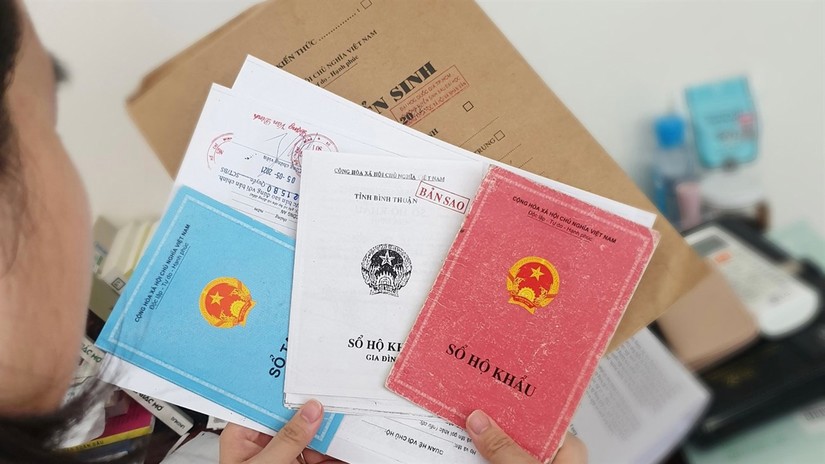 Không yêu cầu người dân xuất trình hoặc nộp sổ hộ khẩu, sổ tạm trú giấy trong khi đã có dữ liệu về dân cư kết nối với Cơ sở dữ liệu quốc gia về dân cư. Ảnh minh hoạ.