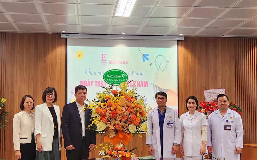 Đoàn Vietcombank chúc mừng các y bác sỹ Bệnh viện E nhân ngày Thầy thuốc Việt Nam 27/02