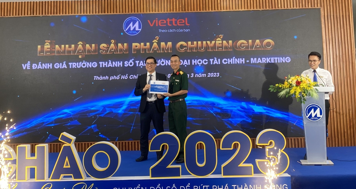 Tập đoàn Công nghiệp - Viễn thông Quân đội (Viettel) chuyển giao kết quả đánh giá về trưởng thành số cho UFM. Ảnh: Công Danh