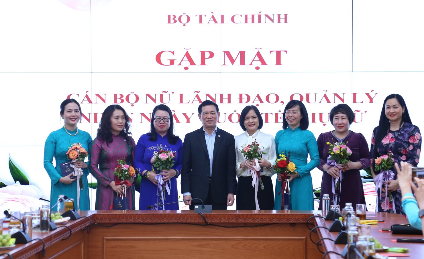 Bộ trưởng Hồ Đức Phớc tặng hoa và quà chúc mừng các nữ cán bộ lãnh đạo, quản lý. Ảnh: Gia Hân