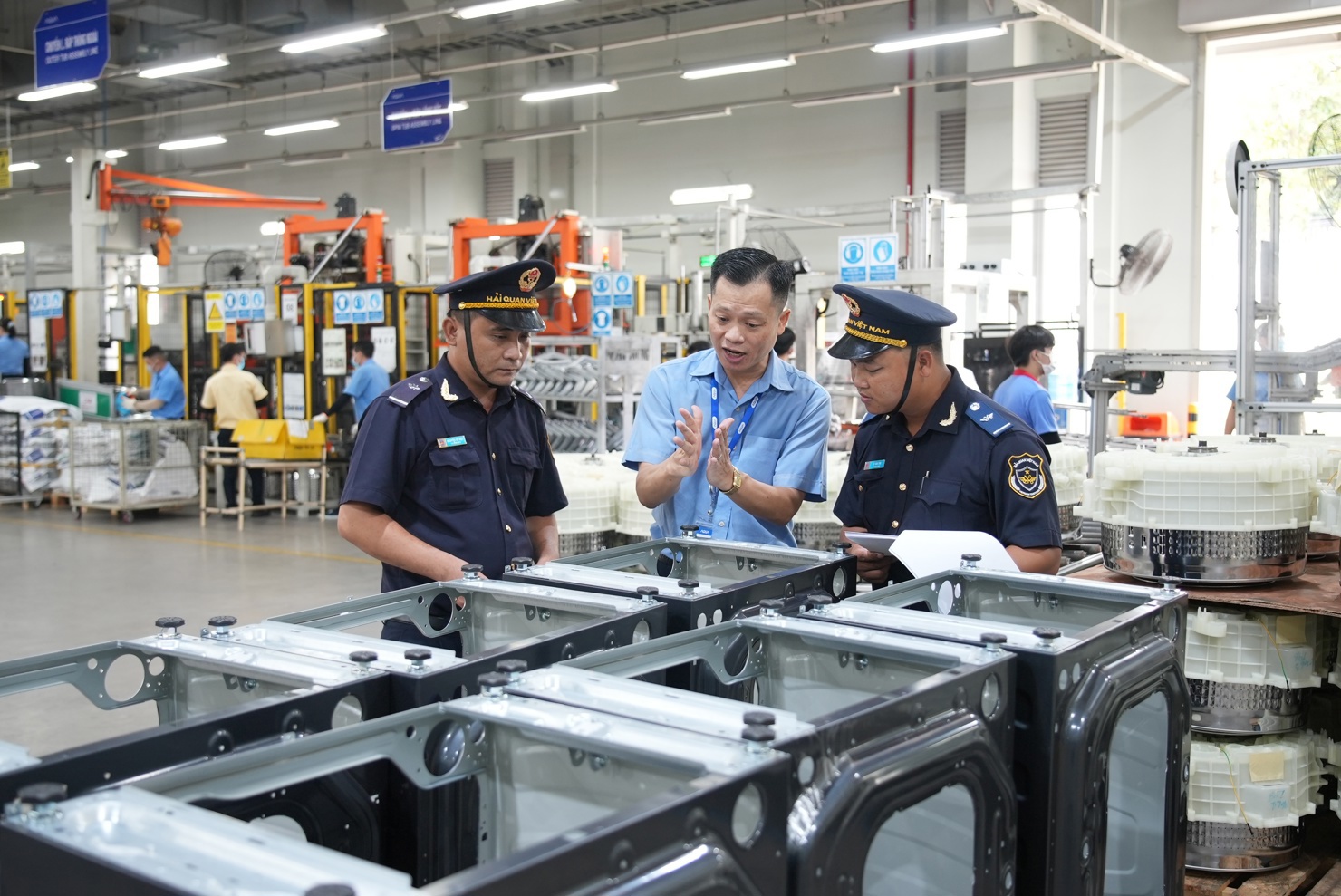 Trước khi ban hành quyết định thanh tra, kiểm tra, Cục Hải quan tỉnh, thành phố phải báo cáo Tổng cục trưởng Tổng cục Hải quan các hồ sơ hoàn thuế thuộc diện hoàn thuế trước của DN ưu tiên.