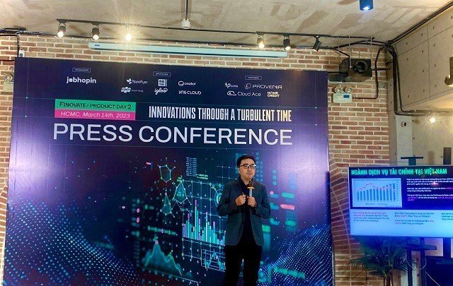 Ông Kevin Tùng Nguyễn - CEO kiêm sáng lập viên JobHopin chia sẻ tại buổi họp báo. Ảnh Công Danh