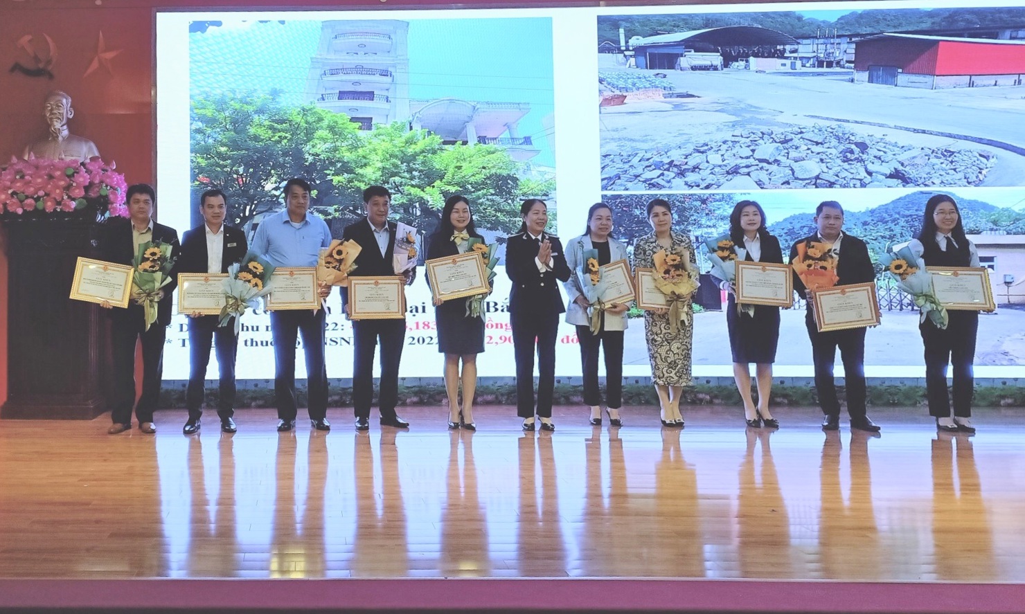 Lãnh đạo Cục Thuế tỉnh trao giấy khen cho người nộp thuế chấp hành tốt chính sách, pháp luật thuế năm 2022.