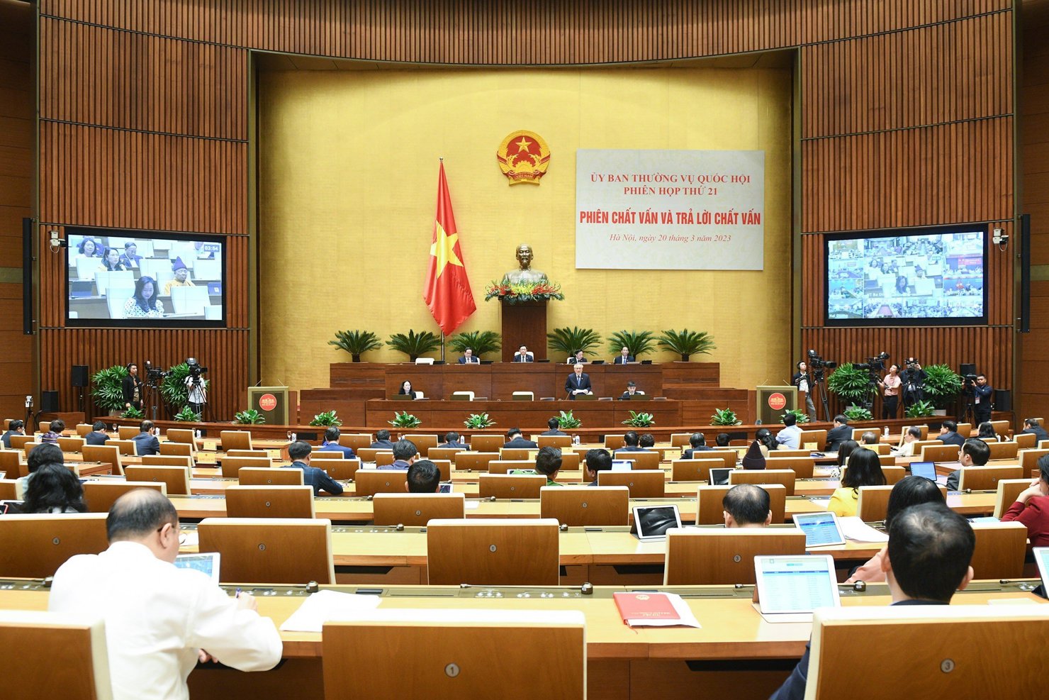 Ủy ban Thường vụ Quốc hội tổ chức hoạt động chất vấn và trả lời chất vấn nhóm vấn đề thuộc lĩnh vực tòa án và kiểm sát.