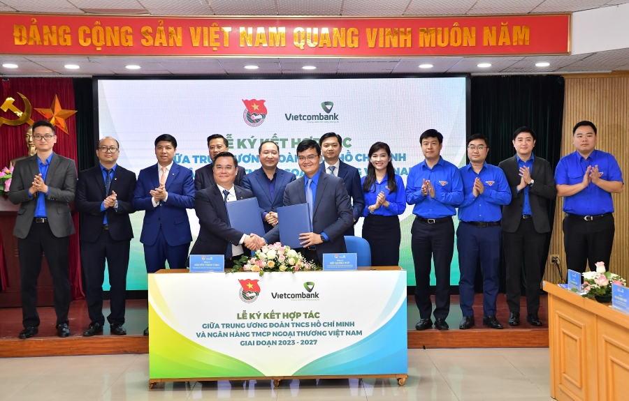 Ông Nguyễn Thanh Tùng – Tổng giám đốc Vietcombank (bên trái) và ông Bùi Quang Huy - Bí thư thứ nhất BCH Trung ương Đoàn ký kết hợp tác