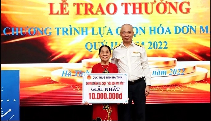 Cục Thuế Hà Tĩnh trao giải cho các khách hàng tham gia chương trình “Hoá đơn may mắn”.