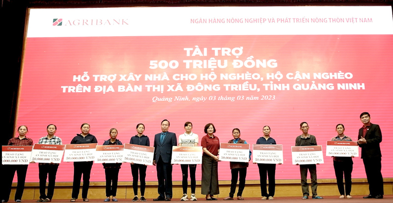 Agribank trao tặng 500 triệu đồng hỗ trợ xây, sửa nhà cho các hộ gia đình có hoàn cảnh khó khăn. Nguồn: Agribank.