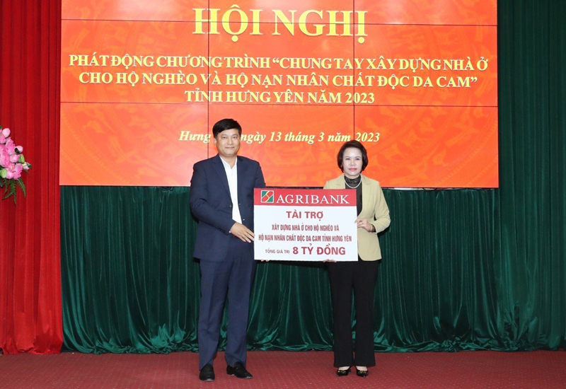 Tổng giám đốc Agribank Phạm Toàn Vượng trao biểu trưng tài trợ cho Đại diện Ủy ban Mặt trận Tổ quốc Việt Nam tỉnh Hưng Yên. Nguồn: Agribank.