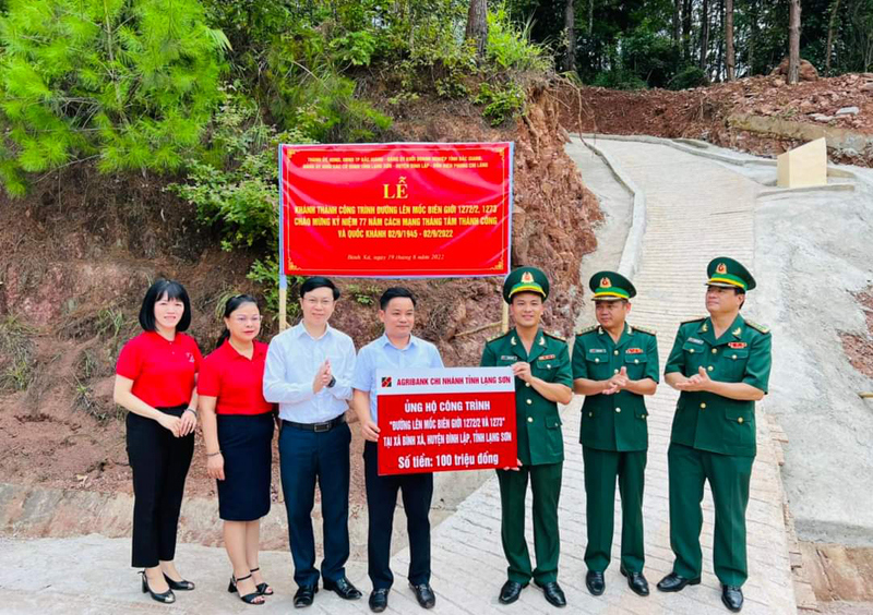 Agribank Chi nhánh Lạng Sơn trao tặng kinh phí hỗ trợ công trình. Nguồn: Agribank.