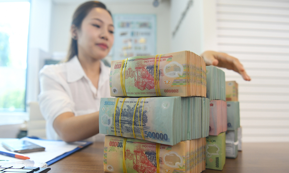 Biểu lãi suất tiền gửi mới tại một số ngân hàng đã lùi xa mốc 9%/năm, đây là điều kiện quan trọng để giảm lãi suất cho vay. Ảnh: VIC