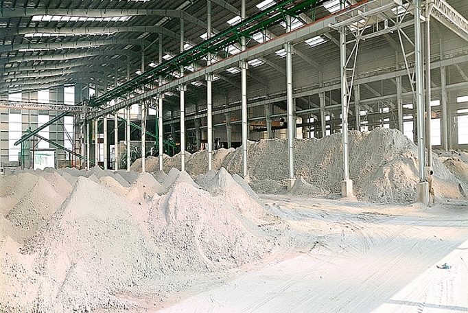 Để sử dụng làm vật liệu xây dựng, cụ thể là cốt liệu san lấp, cốt nền đường thì các bã thải này phải được xử lý.