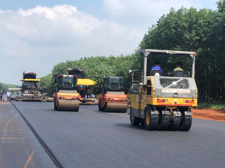 Thủ tướng Chính phủ yêu cầu phải dành sự ưu tiên cao nhất các điều kiện về nguồn lực, vật liệu để đẩy nhanh tiến độ đầu tư các dự án giao thông.
