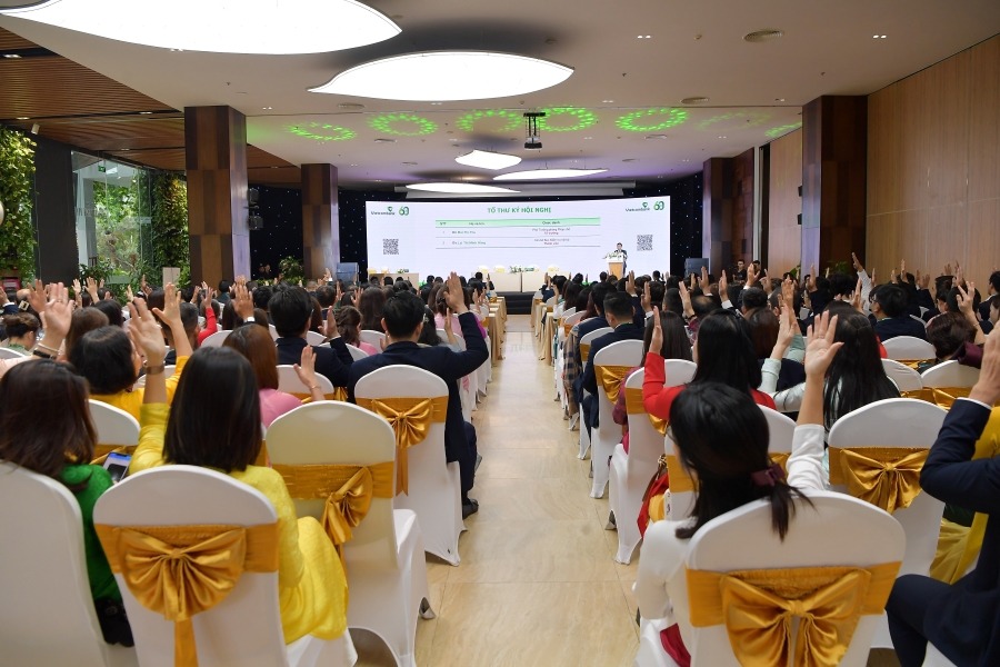 Các đại biểu biểu quyết thông qua nội dung tại Hội nghị