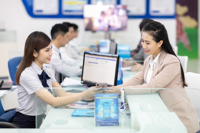 Các nhà mạng khuyến cáo khách hàng cần sớm đến các điểm giao dịch để thực hiện cập nhật thông tin cá nhân theo quy định trước thời điểm bị thu hồi vào ngày 15/5. Ảnh: VGP/CH