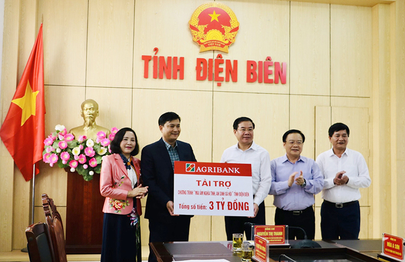 Ông Phạm Toàn Vượng, Tổng Giám đốc Agribank trao tặng 3 tỷ đồng ủng hộ Chương trình “Mái ấm nghĩa tình, an sinh xã hội” tỉnh Điện Biên. Nguồn: Agribank
