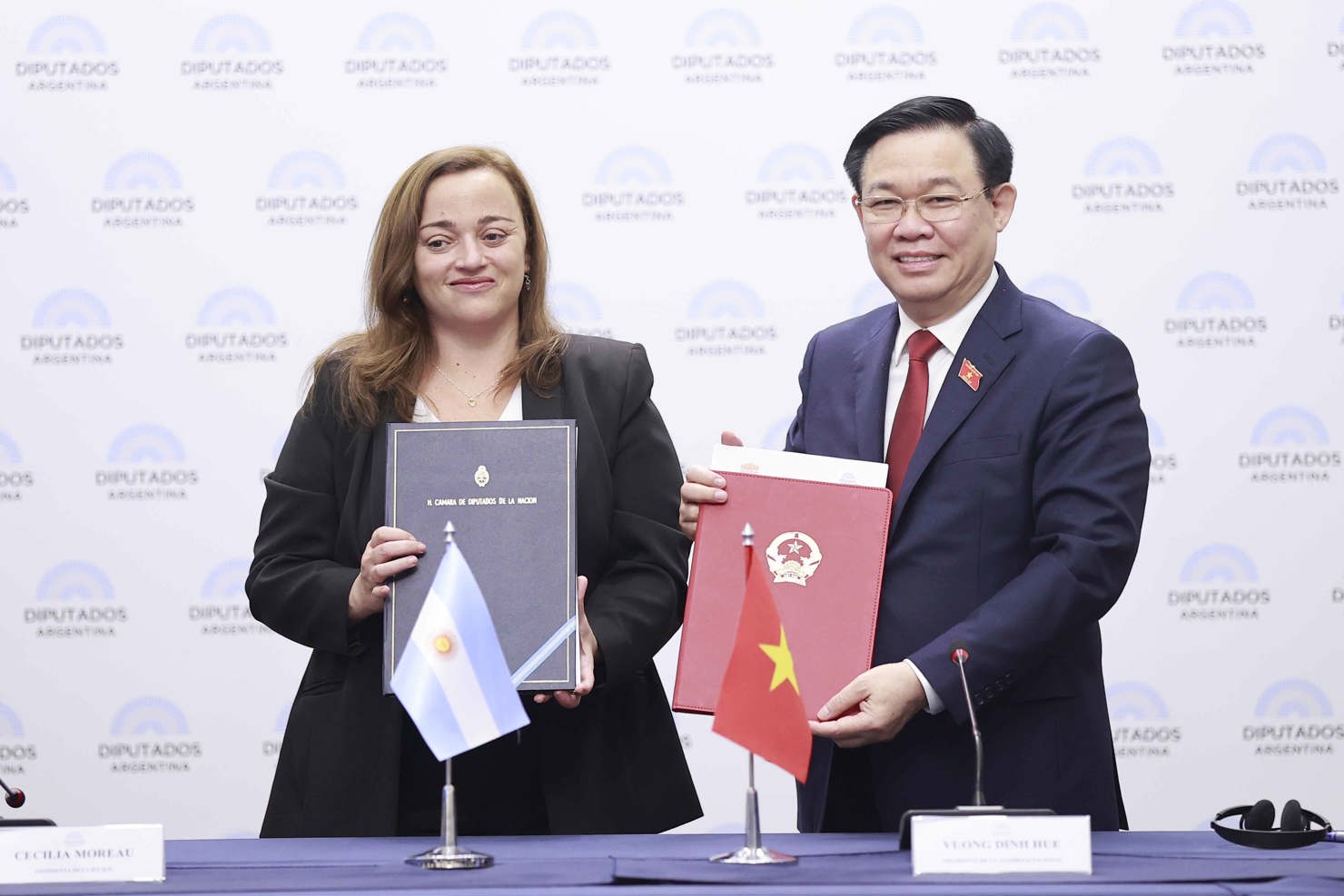 Chủ tịch Quốc hội Vương Đình Huệ và Chủ tịch Hạ viện Cộng hòa Argentina Cecilia Moreau ký Thỏa thuận hợp tác giữa Quốc hội hai nước.